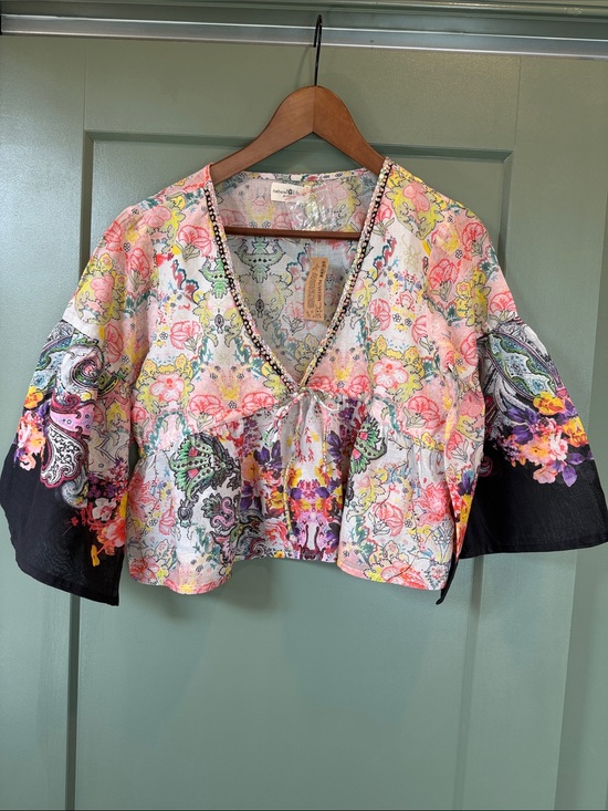 NATURAL LIFE Tops - NATURAL LIFE Floral V-Neck Crop Top in Pink, Yellow, Green, Purple, Black
